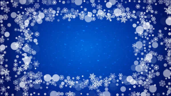 輝く青い水平線の背景に冷たい雪のフレークと新年のフレーム クリスマスとお正月のギフト券 バナー チラシ 販売オファー イベント招待状のフレーム — ストックベクタ
