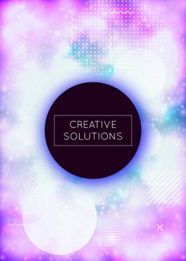 Sıvı şekiller dinamik sıvıyla kaplıdır. Mor renkli arkaplanı olan neon bauhaus gradyanı. Broşür, ui, dergi, poster, afiş ve uygulama için grafik şablonu. Parlak sıvı şekiller örtüsü.
