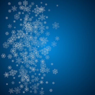 Yeni yıl arkaplanı, gümüşten kar taneleri. Kar yağışı arka planı. Tatil afişleri ve kartlar için yeni yıl arkaplanı. Kıvılcımlar ve pullarla yağan kar mevsimlik özel teklifler ve satışlar.