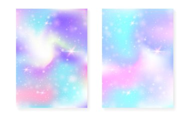 Kawaii arka planında gökkuşağı prensesi gradyanı var. Sihirli tek boynuzlu at hologramı. Holografik peri seti. Parlak fantezi kapağı. Kawaii 'nin geçmişinde güzel kız partisi daveti için ışıltılar ve yıldızlar var..