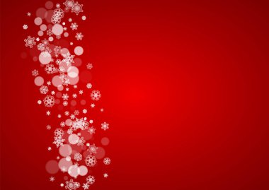 Kırmızı arka planda kar yağan bir Noel çerçevesi. Noel Baba renkleri. Pankartlar, hediye kartları, parti davetiyeleri ve özel iş teklifleri için beyaz buzlu kar taneleriyle yatay Noel çerçevesi.