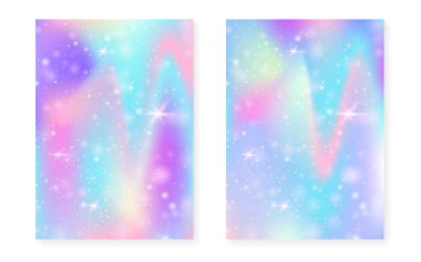 Kawaii arka planında gökkuşağı prensesi gradyanı var. Sihirli tek boynuzlu at hologramı. Holografik peri seti. Mistik fantezi kapağı. Kawaii 'nin geçmişinde güzel kız partisi daveti için ışıltılar ve yıldızlar var..