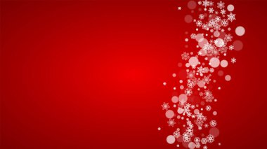 Kırmızı arka planda beyaz kar taneleri olan bir Noel arkaplanı. Noel Baba renkleri. Parti davetiyesi, afiş, hediye kartı, perakende satış teklifi için yeni yıl ve Noel arkaplanı. Yatay kış arkaplanı