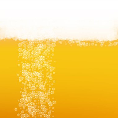 Gerçekçi baloncuklu bira arka planı. Restoran menüsü tasarımı, afişler ve afişler için güzel bir içecek. Beyaz köpüklü sarı kare bira arka planı. Bira fabrikası tasarımı için bir bardak taze bira..