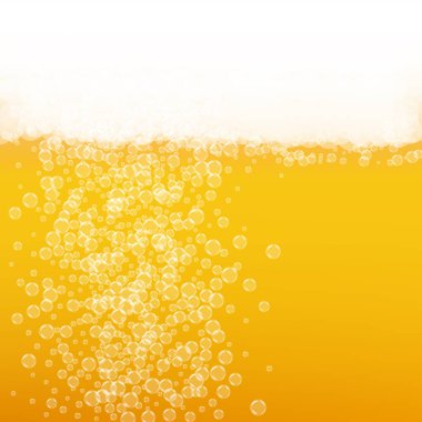 Gerçekçi baloncuklu bira arka planı. Restoran menüsü tasarımı, afişler ve afişler için güzel bir içecek. Beyaz köpüklü sarı kare bira arka planı. Bira fabrikası tasarımı için soğuk bir bardak bira..