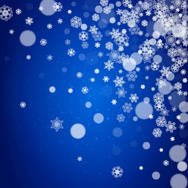 Noel ve Yeni Yıl kutlamaları için kar taneleri sınırı. Mavi arka planda parıltılı tatil kar taneleri sınırı. Pankartlar, hediye kuponları, kuponlar, reklamlar, parti etkinlikleri için. Buz gibi kar yağıyor..