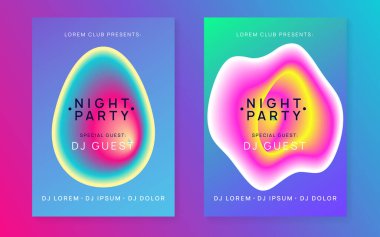 Yaz müzik seti. Parlak elektro kulübünün davetiye düzeni. Akışkan holografik gradyan şekil ve çizgi. Elektronik ses. Gece dansı yaşam tarzı tatili. Yaz müziği için afiş ve broşür.