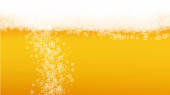 Ležák. Pozadí s šplouchnutím. Oktoberfest pěna. Barevný banner. Český půllitr piva s realistickými bílými bublinkami. Chladný tekutý nápoj pro zlatý hrnek s ležáckým pivem.