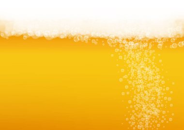 El yapımı bira arka planı. Bira sıçraması. Oktoberfest köpüğü. Gerçekçi beyaz baloncuklu yarım litre bira. Bar menüsü konsepti için soğuk sıvı içecek. Bira arka planında turuncu cam..