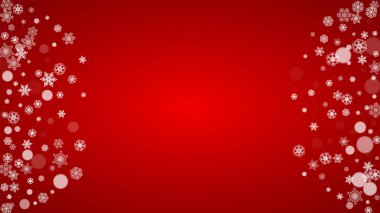 Kırmızı arka planda Noel kar taneleri. Noel Baba renkleri. Bayram afişleri, kartlar, satışlar ve özel teklifler için yatay Noel kar taneleri çerçevesi. Kutlama için Bokeh 'le kar yağıyor.