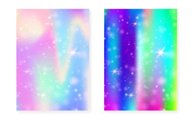 Kawaii gökkuşağı gradyanı olan prenses arkaplanı. Sihirli tek boynuzlu at hologramı. Holografik peri seti. Fantezi kapağı. Hoş kız partisi daveti için pırıltılı ve yıldızlı prenses arkaplanı.