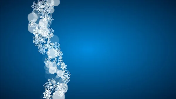 青い背景に雪の結晶が落ちている クリスマスと新年の水平テーマ バナー ギフトカード パーティー招待状 賛辞と特別なビジネスオファーのための霜降り雪 — ストックベクタ