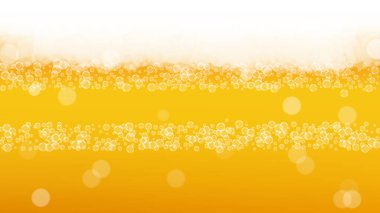 Gerçekçi baloncuklu bira arka planı. Bar ve bar tasarımı için serin sıvı içecek, afişler ve afişler. Beyaz köpüklü sarı yatay bira arka planı. Bira fabrikası tasarımı için bir bardak taze bira..