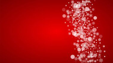 Kırmızı arka planda Noel kar taneleri. Noel Baba renkleri. Bayram afişleri, kartlar, satışlar ve özel teklifler için yatay Noel kar taneleri çerçevesi. Kutlama için Bokeh 'le kar yağıyor.