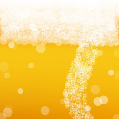 Oktoberfest arka planında bira var. Köpüklü, köpüklü ve spreyli. Ekim Bavyera festivali. Bar tasarımı için taze bira. Festival broşürü ve afişi için gerçekçi Ekim Festivali arkaplanı.