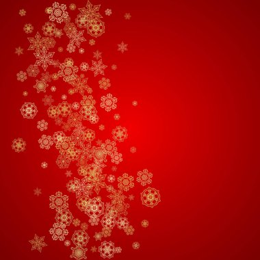 Kırmızı arka planda Noel kar taneleri. Mevsimlik kış afişleri için ışıltılı çerçeve, hediye kuponu, kupon, reklam, parti etkinliği. Noel Baba 'nın renkleri ve altın Noel kar taneleri. Tatil için kar yağıyor.