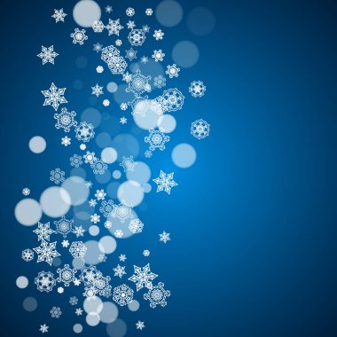 Mavi arka planda soğuk kar taneleri olan yeni yıl çerçevesi. Kış penceresi. Hediye çekleri, reklamlar, afişler, el ilanları, satış teklifleri, etkinlik davetiyeleri için Noel ve Yeni Yıl çerçevesi. Kar yağıyor ve bokeh