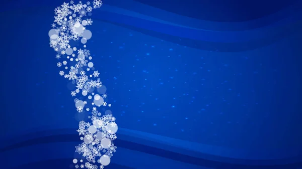 キラキラと青の背景にクリスマスの雪の結晶 冬のバナー ギフトクーポン バウチャー クリスマスの雪の結晶とパーティーイベントのための水平フレーム お祝いの雪 — ストックベクタ