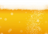 Pivní pozadí s realistickými bublinami. Chladný nápoj pro design jídelního lístku restaurace, bannery a letáky. Žluté horizontální pivní pozadí s bílou pěnou. Čerstvý šálek ležáku na design pivovaru.