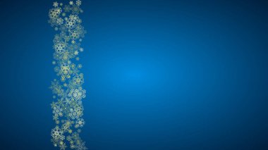 Mavi arka planda yeni yıl karı. Altın parıltılı kar taneleri. Noel ve Yeni Yıl kar arka planda yağıyor. Sezon satışları, özel teklifler, afişler, kartlar, parti davetiyeleri, broşürler. Yatay dondurucu kış.