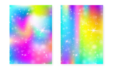 Kawaii arka planında gökkuşağı prensesi gradyanı var. Sihirli tek boynuzlu at hologramı. Holografik peri seti. Renkli fantezi kapağı. Kawaii 'nin geçmişinde güzel kız partisi daveti için ışıltılar ve yıldızlar var..