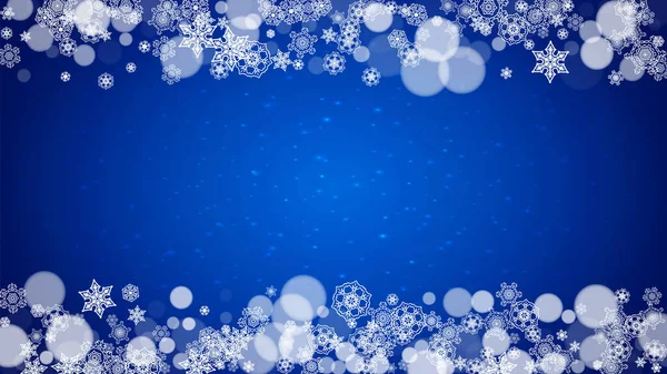 キラキラと青の背景に雪が降るクリスマスフレーム バナー ギフトカード パーティー招待状や特別なビジネスオファーのための白い霜の雪の結晶と水平クリスマスフレーム — ストックベクタ