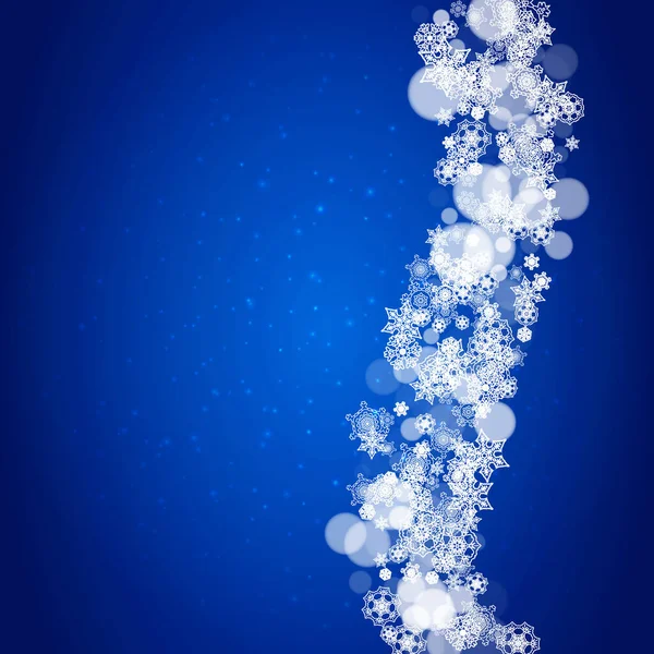 輝く青い背景に新年の雪の結晶 冬のテーマ クリスマスと新年の雪片が降っています シーズン販売のために 特別オファー バナー カード パーティー招待状 チラシ 白い霜降りの雪 — ストックベクタ