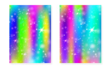 Kawaii arka planında gökkuşağı prensesi gradyanı var. Sihirli tek boynuzlu at hologramı. Holografik peri seti. Mistik fantezi kapağı. Kawaii 'nin geçmişinde güzel kız partisi daveti için ışıltılar ve yıldızlar var..