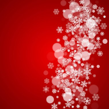 Kırmızı arka planda Noel kar taneleri. Mevsimlik kış afişleri için çerçeve, hediye kuponları, kuponlar, reklamlar, parti etkinlikleri. Noel Baba renkleri ve Noel kar taneleri. Tatil kutlaması için kar yağıyor.