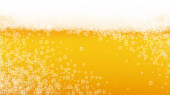 Pivní pěna. Šplouchání ležáku. Oktoberfest pozadí. Bublinkový půllitr piva s realistickými bílými bublinkami. Chladný tekutý nápoj pro design hospodského letáku. Žlutý hrnek s pivní pěnou.