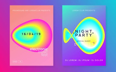 Müzik festivali seti. Kadın bağımsız kulüp afişi şablonu. Akışkan holografik gradyan şekil ve çizgi. Elektronik ses. Gece dansı yaşam tarzı tatili. Yaz posteri ve müzik festivali broşürü.