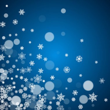 Mavi arka planda soğuk kar taneleri olan yeni yıl çerçevesi. Kış penceresi. Hediye çekleri, reklamlar, afişler, el ilanları, satış teklifleri, etkinlik davetiyeleri için Noel ve Yeni Yıl çerçevesi. Kar yağıyor ve bokeh