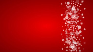 Kırmızı arka planda Noel kar taneleri. Noel Baba renkleri. Bayram afişleri, kartlar, satışlar ve özel teklifler için yatay Noel kar taneleri çerçevesi. Kutlama için Bokeh 'le kar yağıyor.
