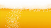 Pivní pozadí s realistickými bublinami. Chladný tekutý nápoj pro design jídelního lístku, bannerů a letáků. Žluté horizontální pivní pozadí s bílou pěnou. Studený půllitr zlatého ležáku nebo piva.