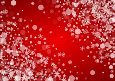 Kırmızı arka planda kar yağan bir Noel çerçevesi. Noel Baba renkleri. Pankartlar, hediye kartları, parti davetiyeleri ve özel iş teklifleri için beyaz buzlu kar taneleriyle yatay Noel çerçevesi.