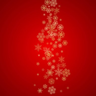 Kırmızı arka planda Noel kar taneleri. Mevsimlik kış afişleri için ışıltılı çerçeve, hediye kuponu, kupon, reklam, parti etkinliği. Noel Baba 'nın renkleri ve altın Noel kar taneleri. Tatil için kar yağıyor.