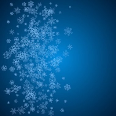 Mavi arka planda parıltılı yeni yıl kar taneleri. Kış teması. Noel ve yeni yıl kar taneleri yağıyor. Sezon satışları, özel teklifler, afişler, kartlar, parti davetiyeleri, broşürler. Beyaz buz gibi kar