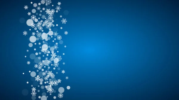 青い背景に雪の結晶が落ちている クリスマスと新年の水平テーマ バナー ギフトカード パーティー招待状 賛辞と特別なビジネスオファーのための霜降り雪 — ストックベクタ