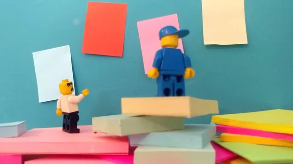 Dois Homens Lego Perto Uma Parede Com Post Its — Fotografia de Stock