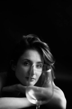 Çağdaş sanat fotoğrafçılığı, siyah arka planda şarap kadehleri olan portre kızı.