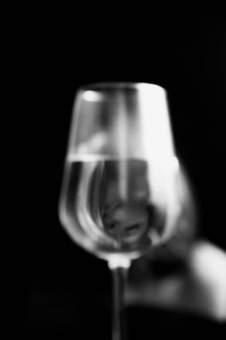 Çağdaş sanat fotoğrafçılığı, siyah arka planda şarap kadehleri olan portre kızı.