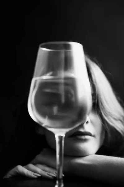 Photographie Art Contemporain Fille Portrait Avec Des Verres Vin Sur — Photo