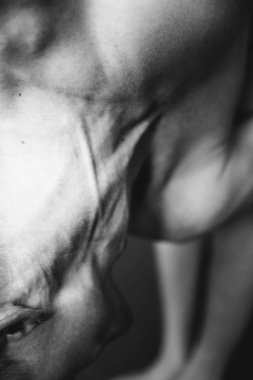 İnsan portresinin siyah beyaz detayları.