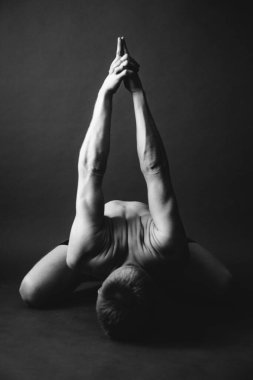 İnsan portresinin siyah beyaz detayları.