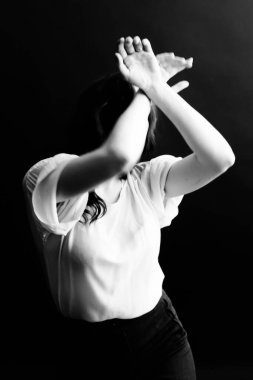 Güzel bir kızın, moda ve sanatın siyah beyaz portresi.