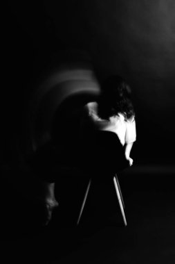 Güzel bir kızın, moda ve sanatın siyah beyaz portresi.