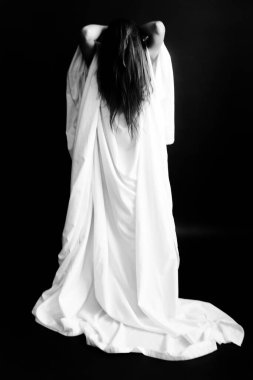 Güzel bir kızın, moda ve sanatın siyah beyaz portresi.