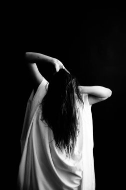 Güzel bir kızın, moda ve sanatın siyah beyaz portresi.