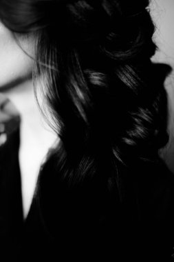 Güzel bir kızın, moda ve sanatın siyah beyaz portresi.