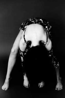 Güzel bir kızın, moda ve sanatın siyah beyaz portresi.